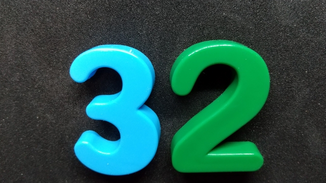 ３２